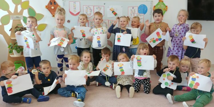 KOLOROWY DZIEŃ KROPKI W GRUPIE MOTYLKI